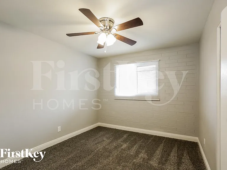 5361 N 61st Dr — Photo 12