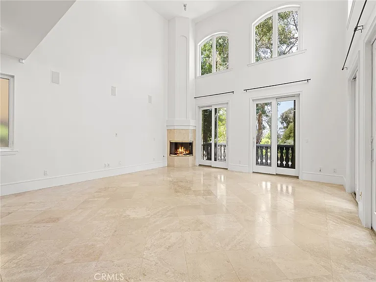 3210 N Ardmore Ave — Photo 4