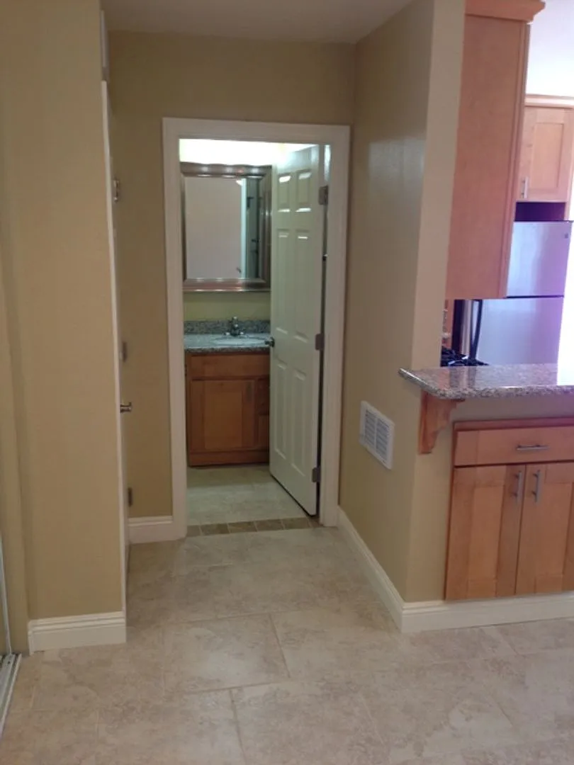 Cardiff Studio- Newly remodeled with private laundry — Photo 4
