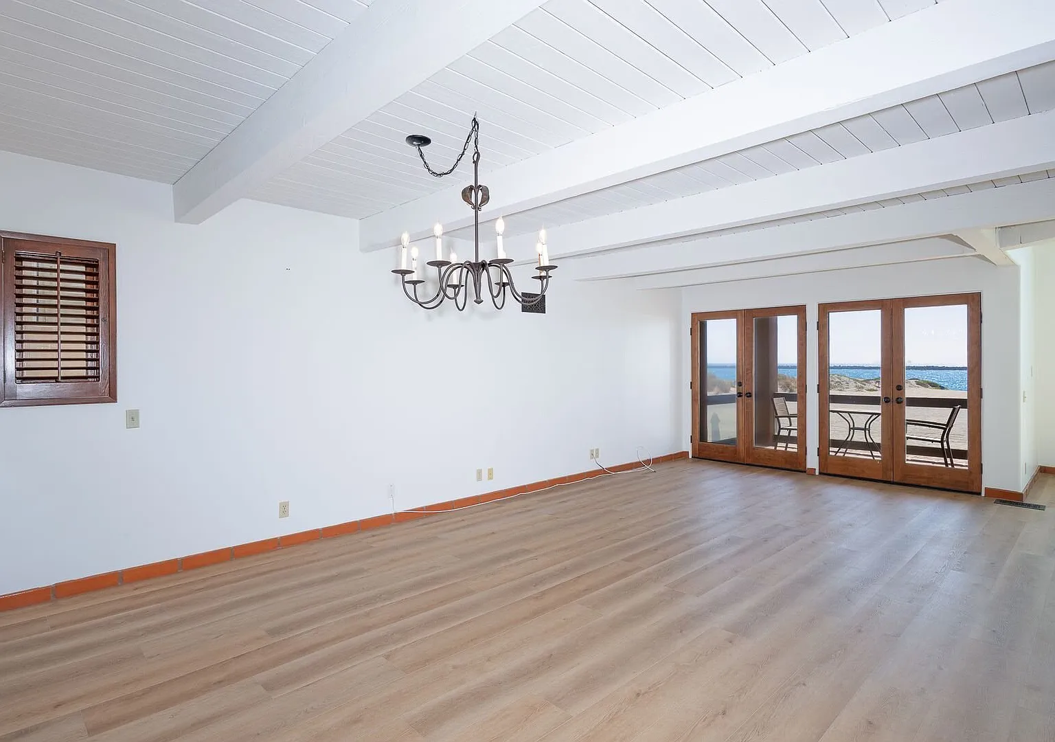 Oceanfront -3 Bedroom + 2.5 Bathroom Tri-Level Home | Hollywood Beach | Oxnard | Unfurnished — Photo 3