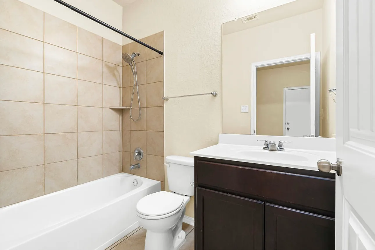 4 bed, 2216 sqft, $2,300 — Photo 4