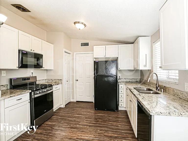 2317 Hassett Ave — Photo 7