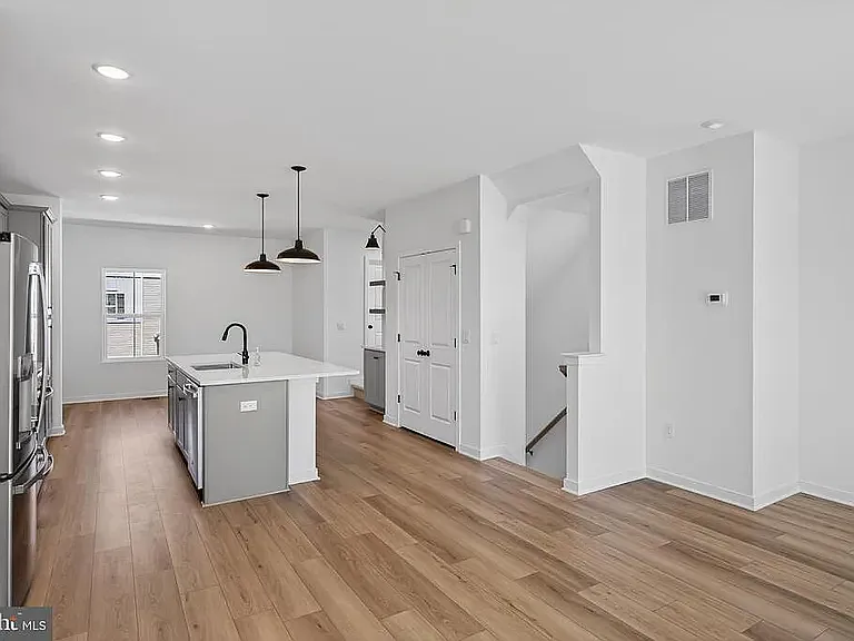 64 Silverbell Ave — Photo 5