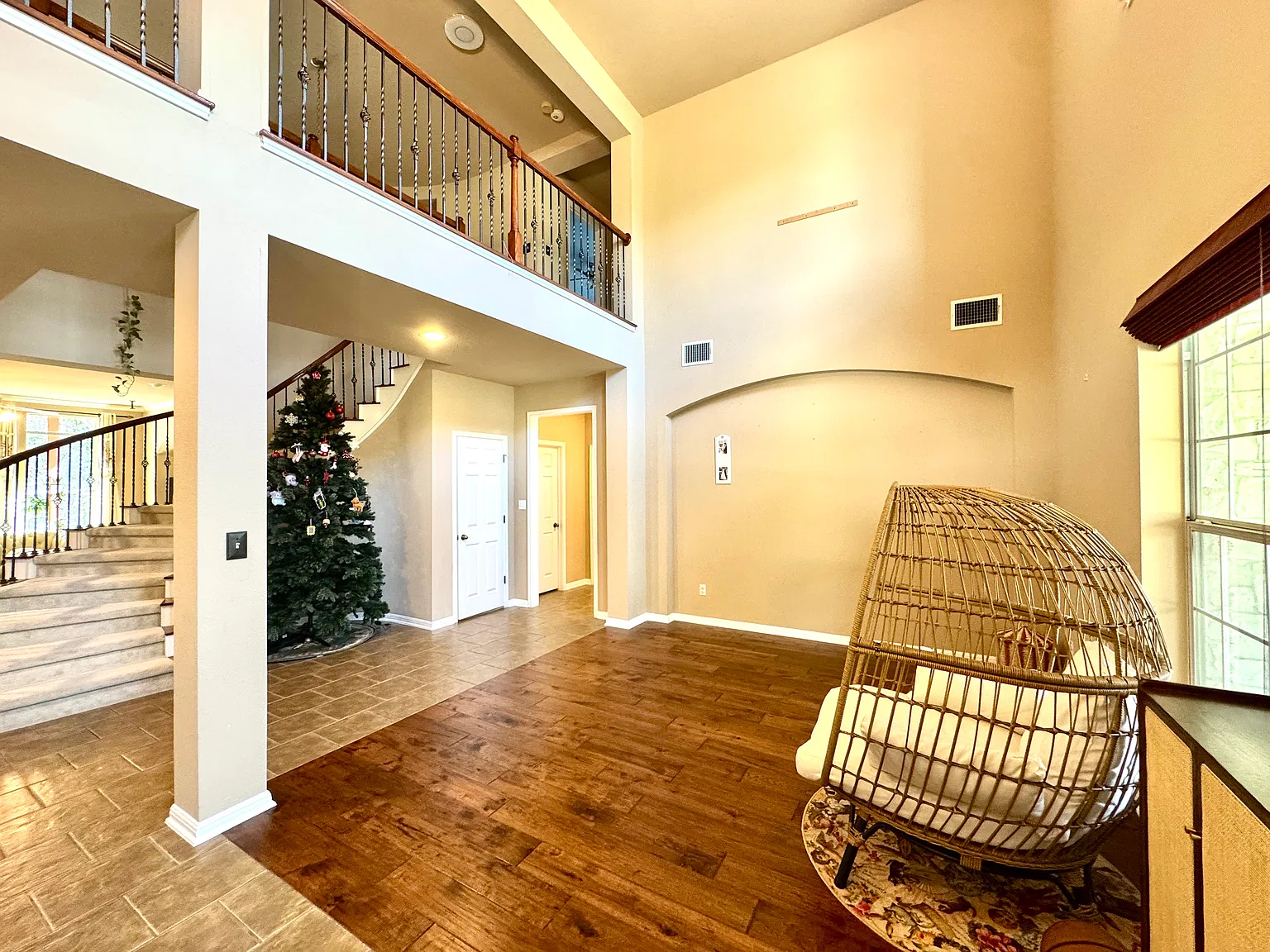 5 bed, 3.5 bath, 3910 sqft, $3,800 — Photo 4