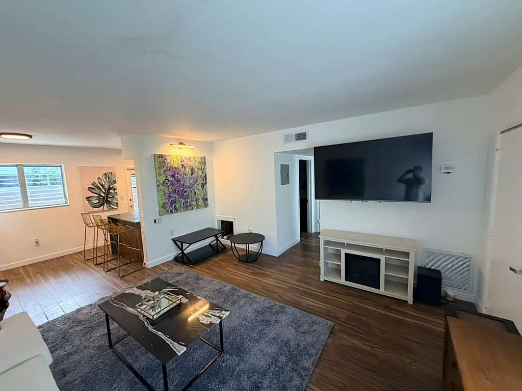 1 bed, 900 sqft, $2,200 — Photo 2