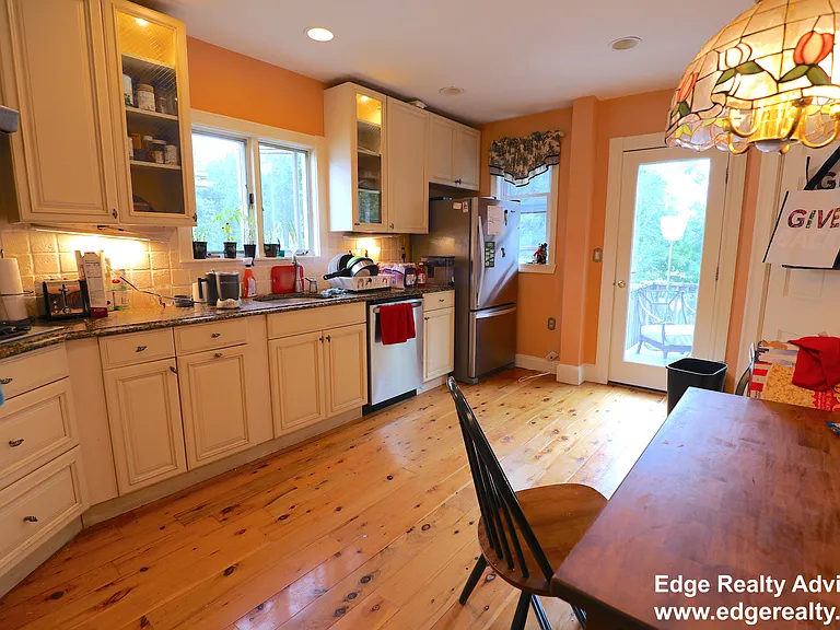 48 Burton St — Photo 3