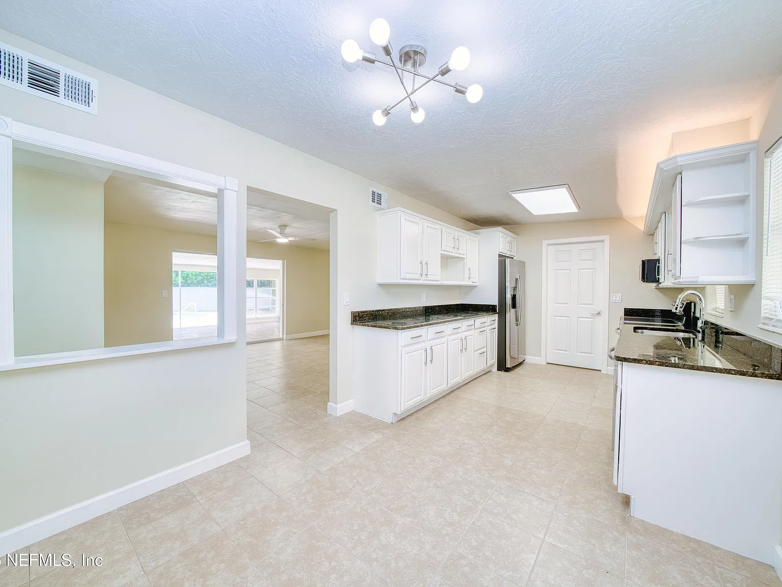 4 bed, 2.0 bath, 1976 sqft, $2,800 — Photo 4