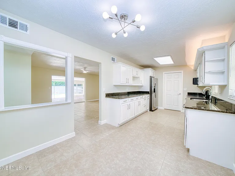 2517 Palm Ave — Photo 5