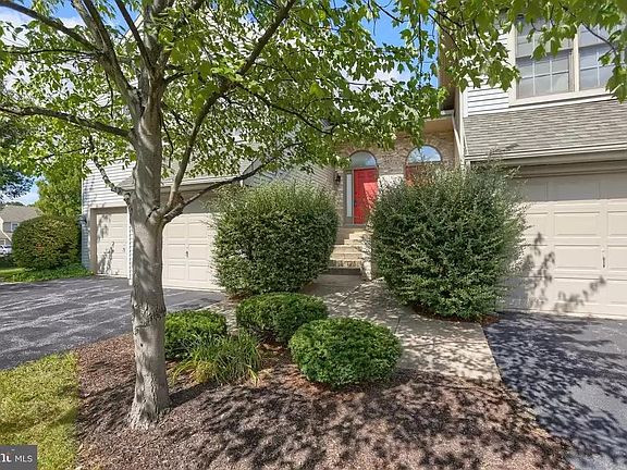 Front: 1 car garage (left of the picture)