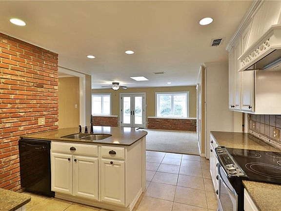 4th image of 2918 Arrowhead Dr
