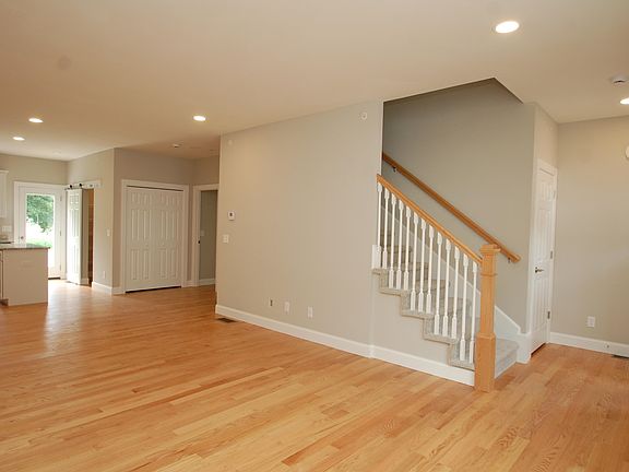 4th image of 9B Villa Lane #3B