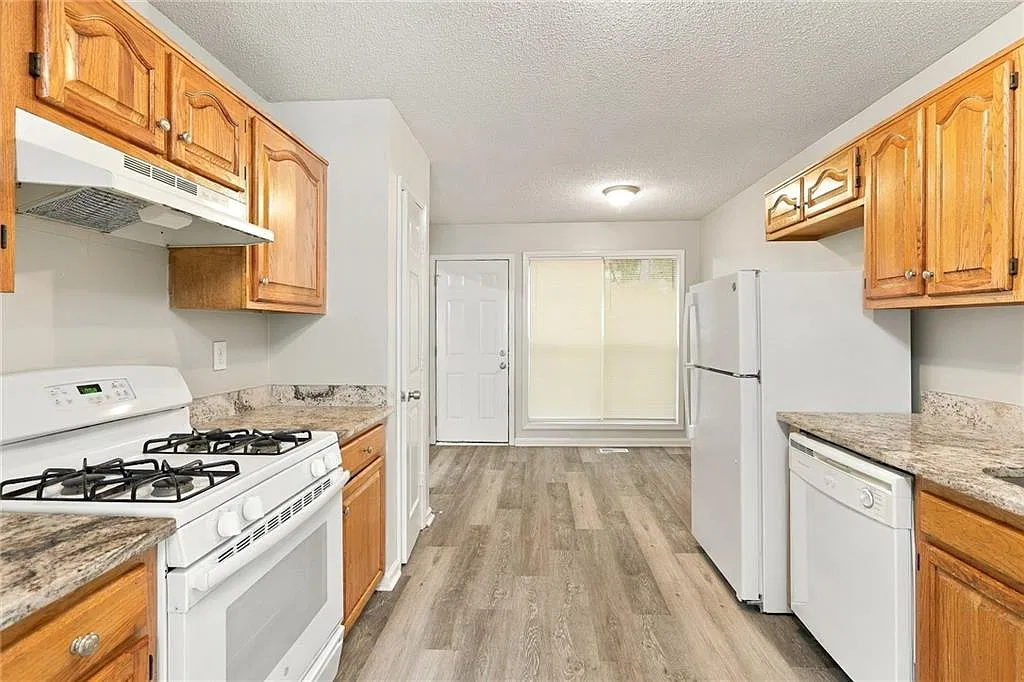 3 bed, 2.0 bath, 1986 sqft, $1,830 — Photo 3