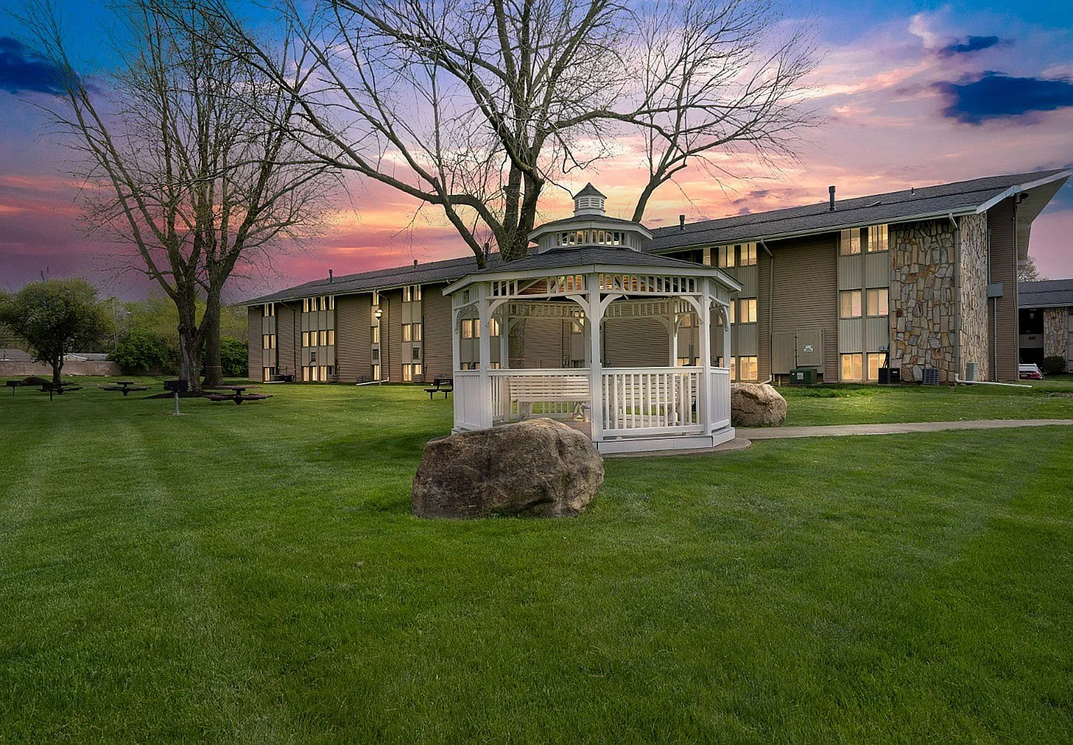 Stone Lodge Apartments — Photo 1