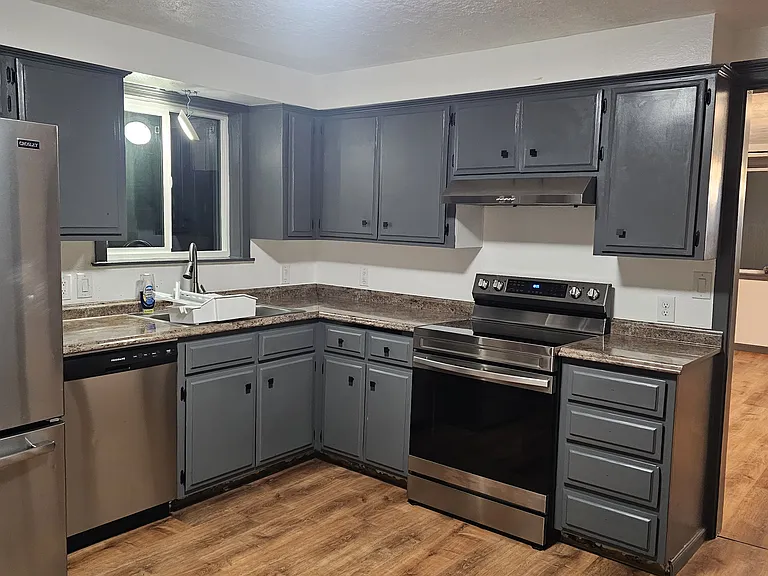 449 SW I St #B — Photo 4