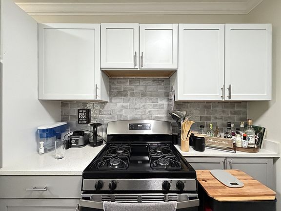5th image of 3821 N Greenview Ave #E2