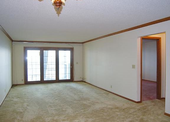 2nd image of 408 Lake St E
