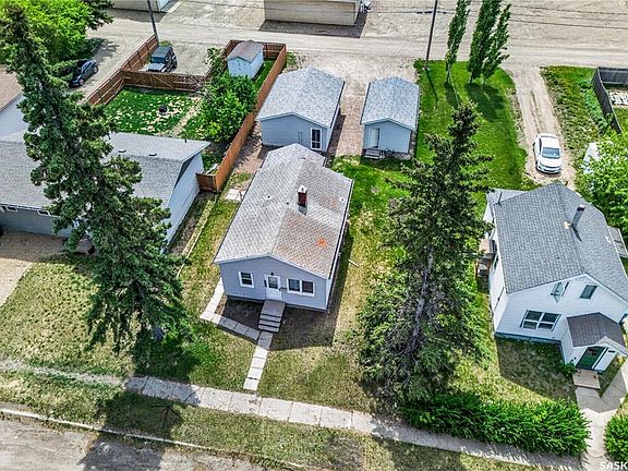 2nd image of 305 Burrows AVENUE W
