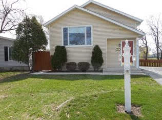 3831 Devonshire Ln, Park City, IL 60085