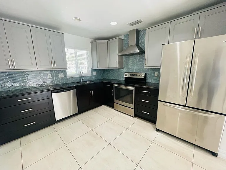 1900 NE 41st St #0 — Photo 1