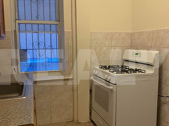 3rd image of 132 Ludlow St APT 3