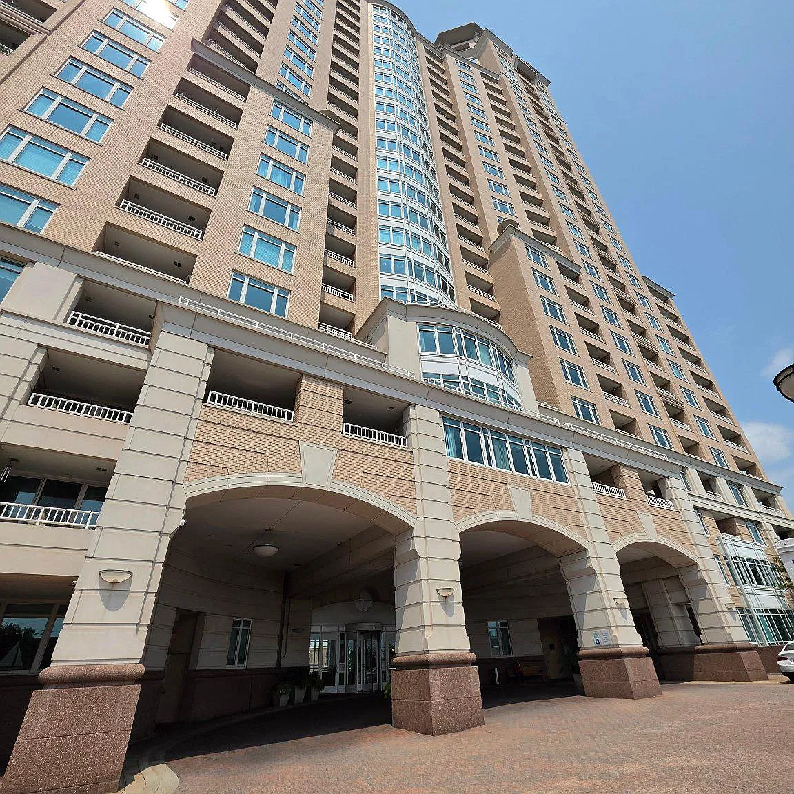 1 bed, 1.0 bath, 856 sqft, $2,200 — Photo 1