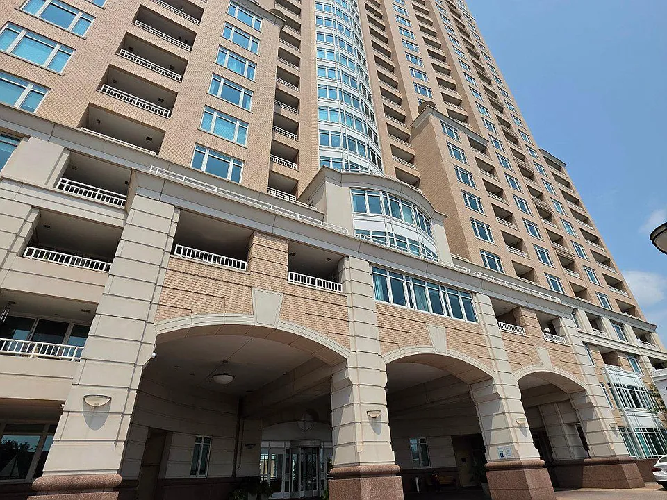 100 Harborview Dr #906