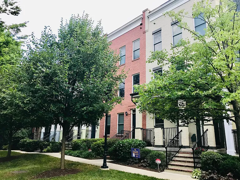 635 Regent Pl NE — Photo 2