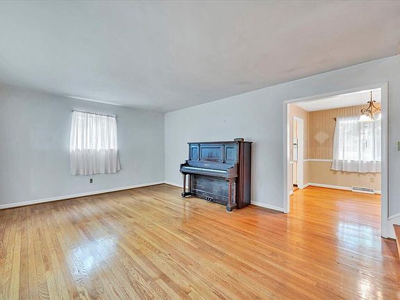 3rd image of 2747 Embassy Dr