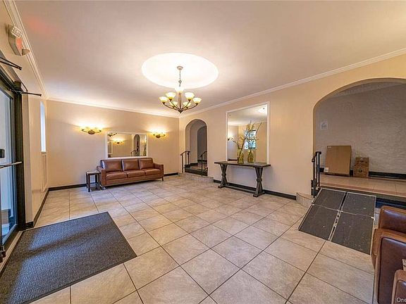 4th image of 61 W Grand St Floor 2L-2