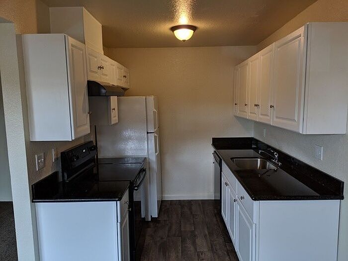 1st image of 100 E Oak St #1