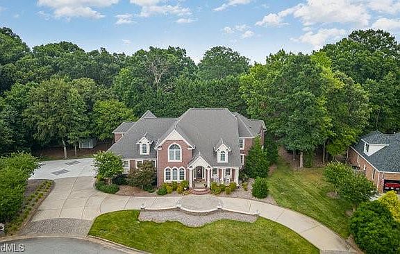 2nd image of 10 Windsor Castle Ct