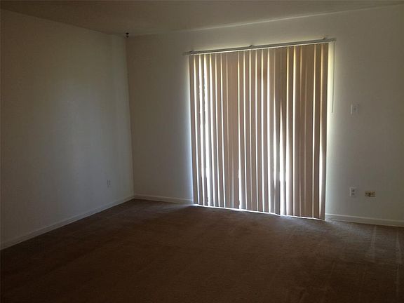 5th image of 928 Glenn Cir