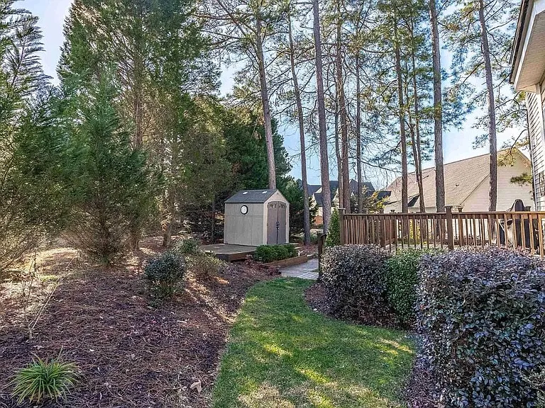 1005 Tarrytown Ln — Photo 32