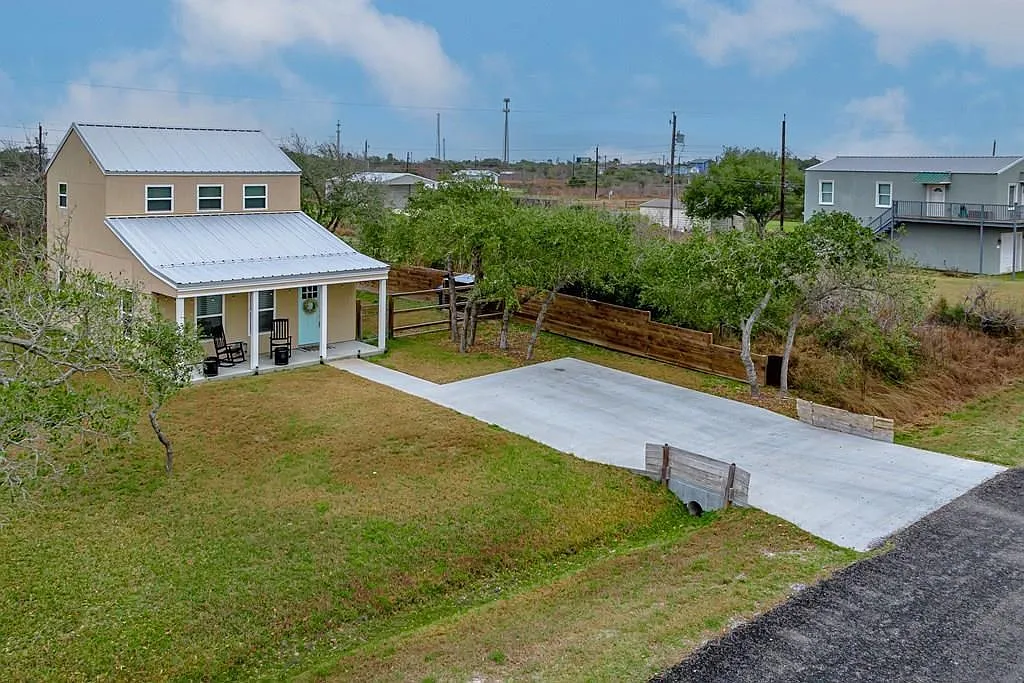 3 bed, 2.5 bath, 1144 sqft, $1,900 — Photo 2