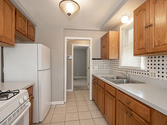 5th image of 24450 Hawthorne Dr