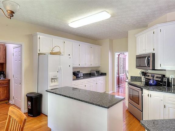 5th image of 121 Brookhaven Ln