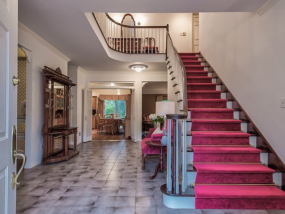 5th image of 12 Harbor Ct E