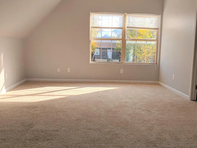 910 W Hill St — Photo 28