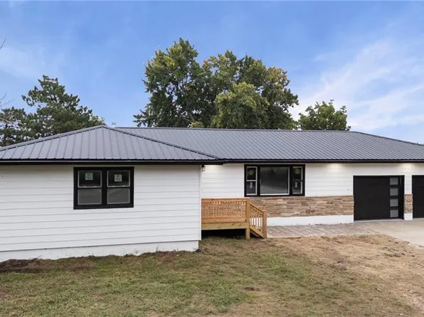 910 E Monroe Ave, Garnett, KS 66032