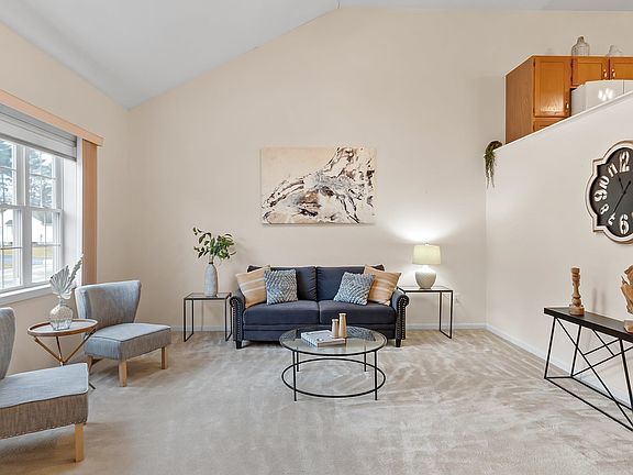 3rd image of 33 Glasgow Circle #33