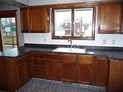 3rd image of 560 Moore Dr