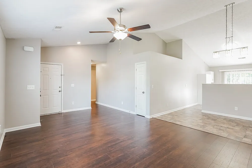 3 bed, 2.0 bath, 1360 sqft, $2,355 — Photo 4