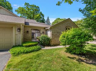 1461 Woodglen Ln #G-28, Bloomfield Hills, MI 48304