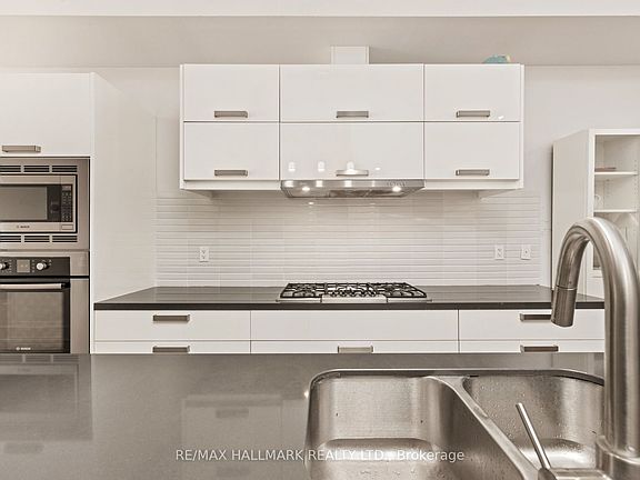 5th image of 68 Boulton Ave