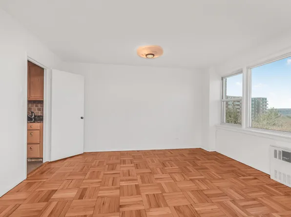 4555 Henry Hudson Parkway West 902 image 2 of 10