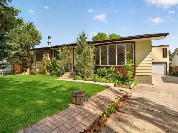 135 NW Huntcroft Way NE, Calgary, AB T2K 4E4