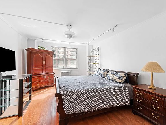 4th image of 333 E 79th St APT 15M