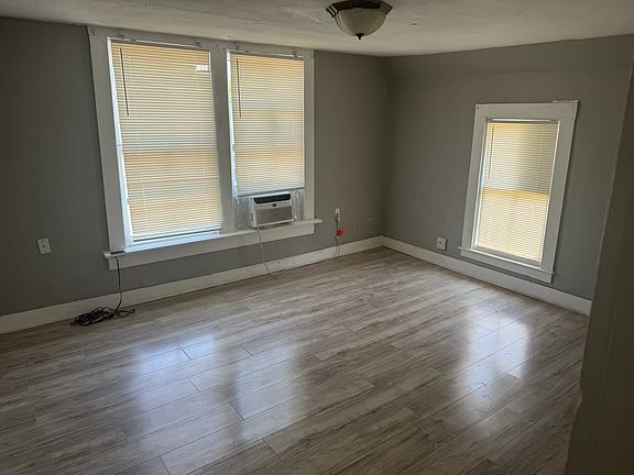 2nd image of 315 Oak St APT 3