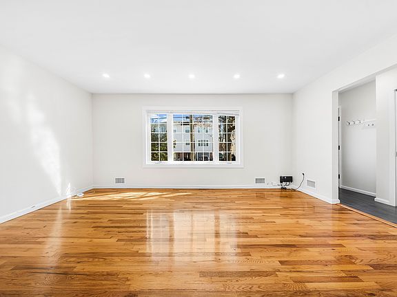 4th image of 15-80 209th St #1E