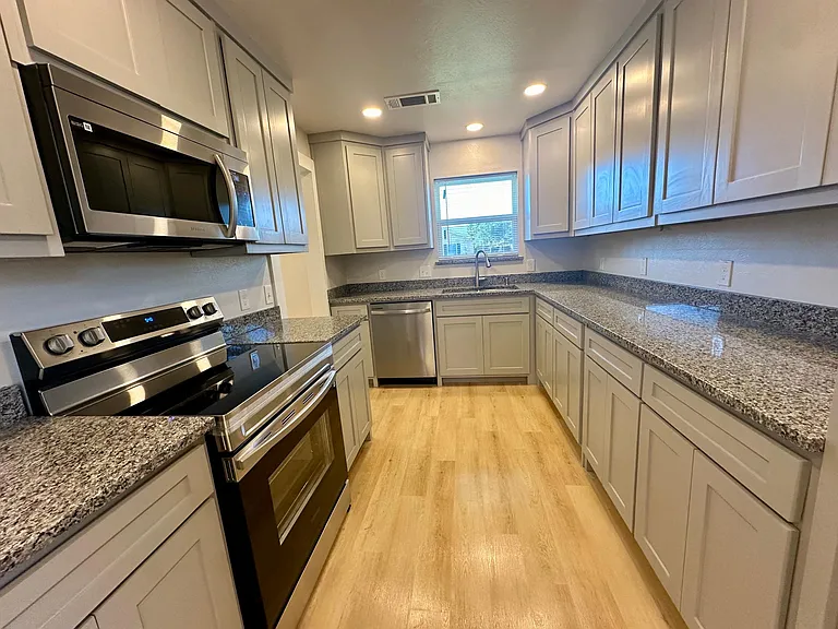 2922 Berkshire Dr — Photo 9